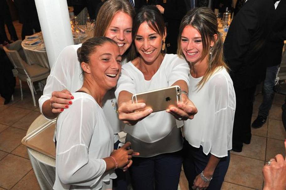Selfie d&#39;avvio per le azzurre: da sinistra Sara Errani, Karin Knapp, Flavia Pennetta che scatta e Camila Giorgi